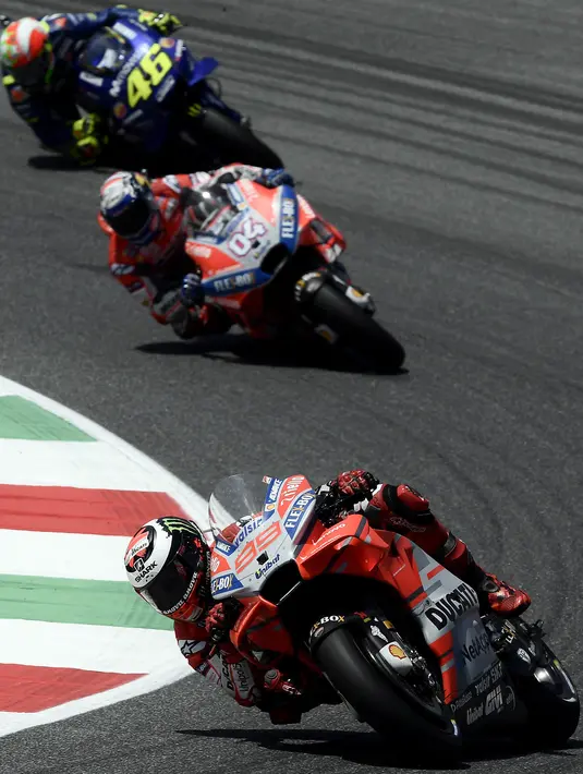 Pembalap Ducati Team, Jorge Lorenzo memimpin balapan disusul pembalap Ducati, Andrea Dovizioso dan Movistar Yamaha, Valentino Rossi pada Moto Grand Prix di Sirkuit Mugello, Italia, Minggu (03/6). (AFP FOTO / Filippo Monteforte)