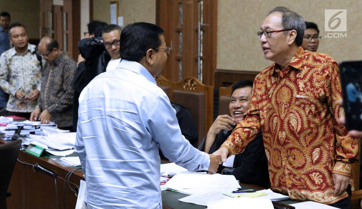 Terpidana korupsi e-KTP, Setya Novanto menyalami terdakwa Made Oka Masagung (kanan) saat jeda sidang lanjutan dugaan korupsi pengadaan e-KTP di Pengadilan Tipikor, Jakarta, Selasa (18/9). (Liputan6.com/Helmi Fithriansyah)