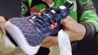 Kisah driver ojek (online) beli sepatu impian, kembaran dengan bintang NBA,&nbsp;Stephen Curry. (dok. tangkapan layar Instagram @ryan_nus/https://www.instagram.com/reel/Ci48dewgZfq/)