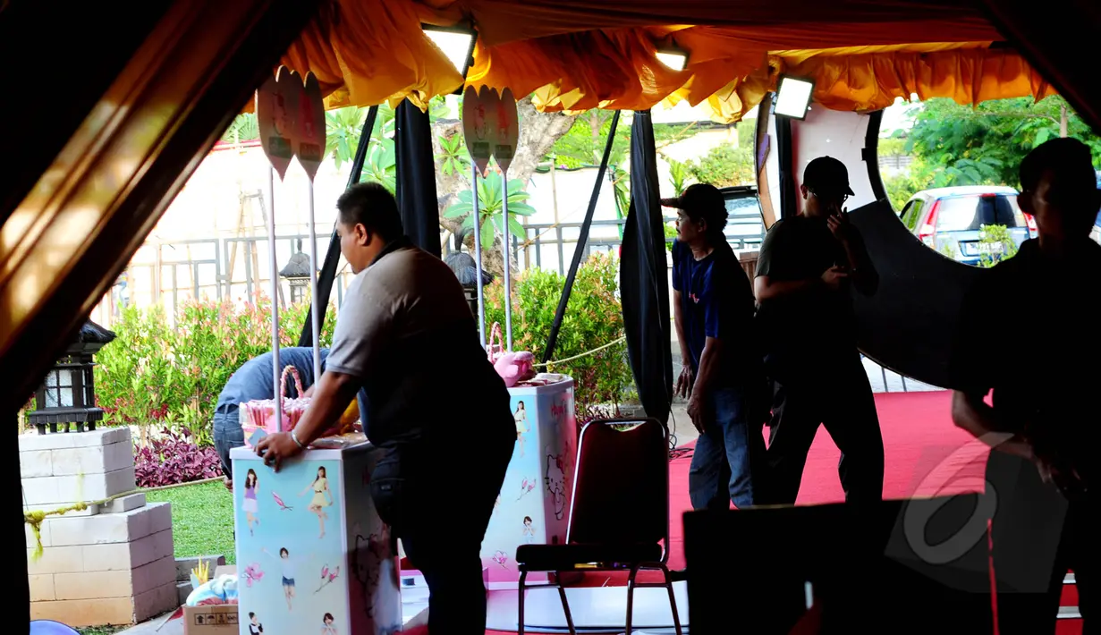 Para Kru sedang menata karpet merah untuk perhelatan SCTV Music Awards 2015, Jakarta, Rabu (6/5/2015). Sejumlah musisi dan aktris tanah air dipastikan akan memeriahkan acara tersebut.  ( Liputan6.com/Faisal R Syam)