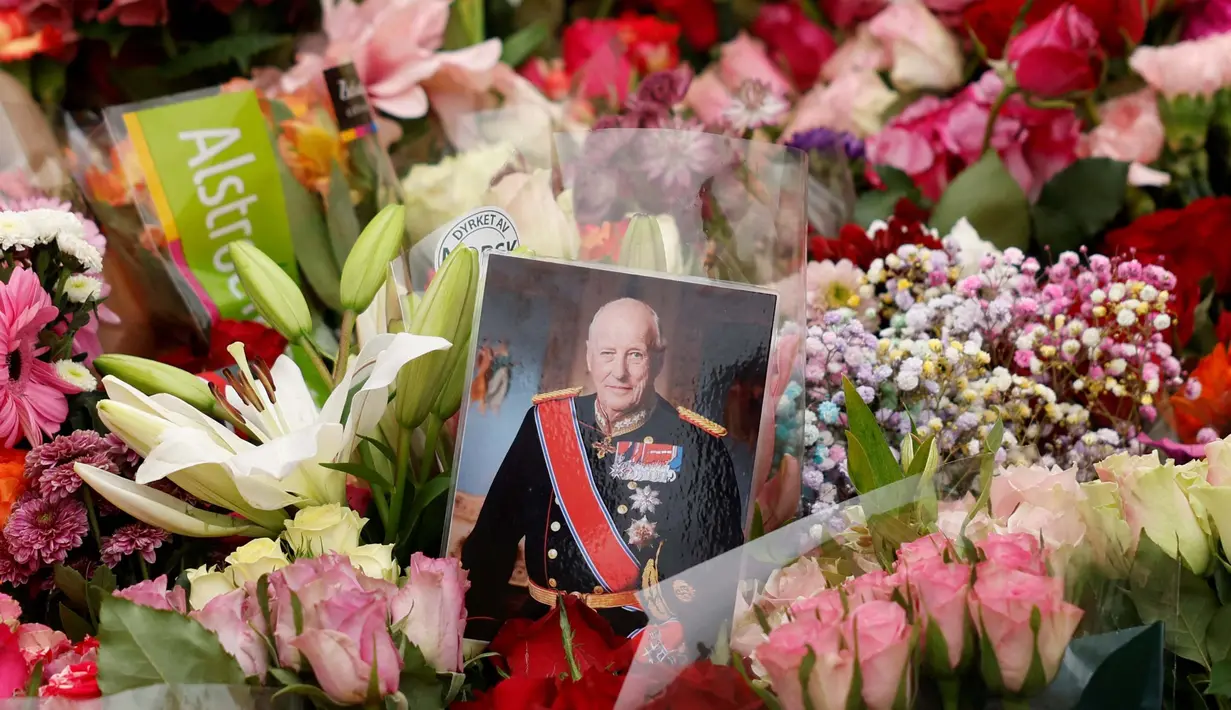 Warga berkumpul di lokasi penghormatan sementara yang dipenuhi bunga untuk memberikan penghormatan kepada Raja Harald V dari Norwegia yang telah wafat, di alun-alun Istana Kerajaan di Oslo, Norwegia, Jumat, 28 Agustus 2026. (AFP/ NTB/ Cornelius Poppe)