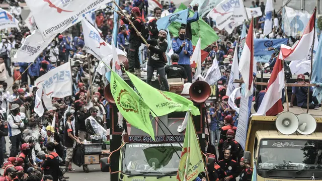 Aksi Ratusan Buruh Tolak UU Cipta Kerja