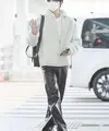 Personal style Lee Min Ho tak pernah gagal. Bahkan, tas yang ia kenakan sangat stylish dan bisa dipakai laki-laki maupun perempuan. [Foto: Instagram/ Lee Min Ho]