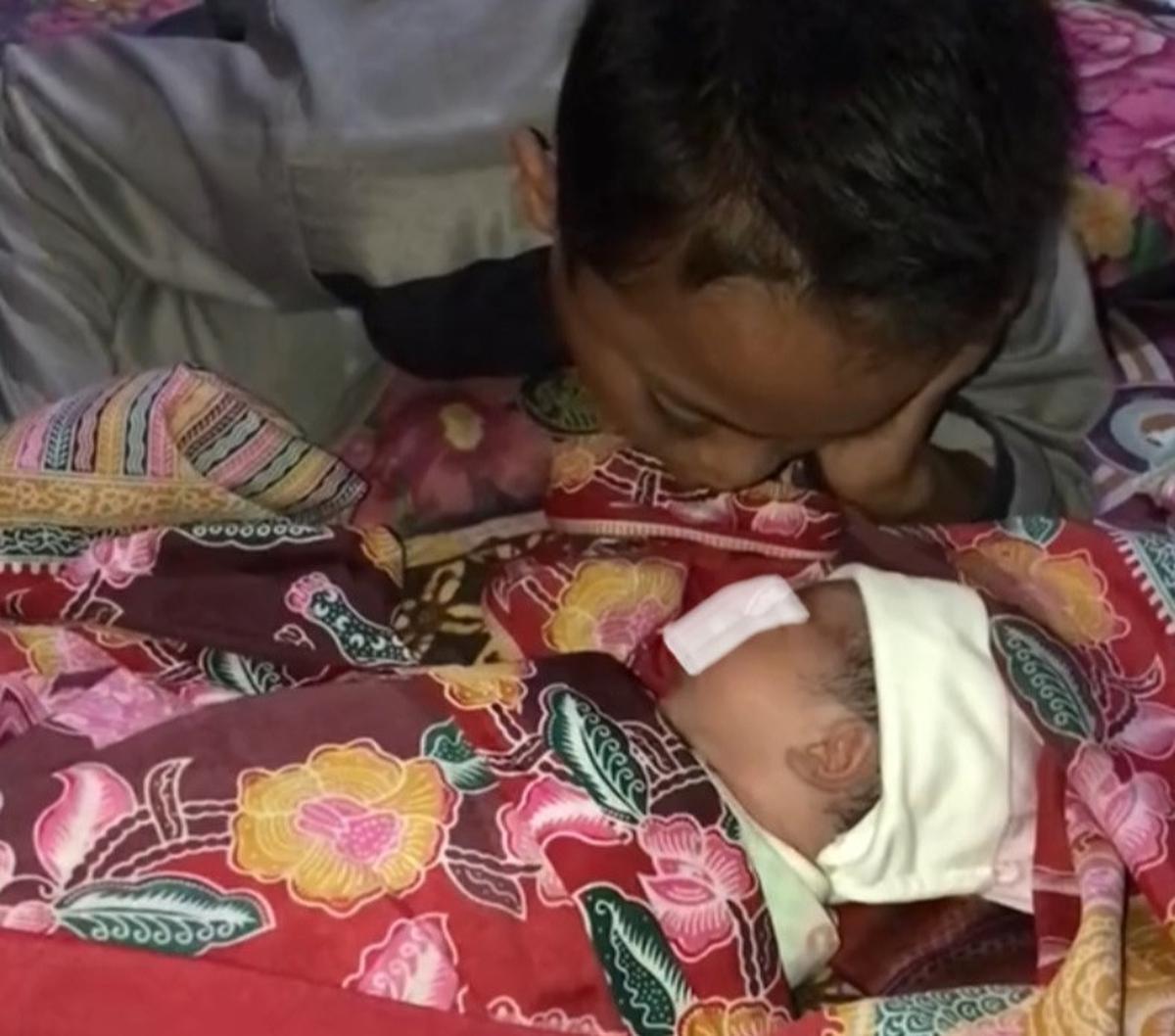 "Disatu sisi sedih kan lahiran anaknya ga didampingi suaminya ,ditambah bapa aku juga kebetulan lagi kebandung, jadi ga ada laki2 selain anaknya teteh aku ini yang satu2 harus ngadzanin bayi," tulisnya.