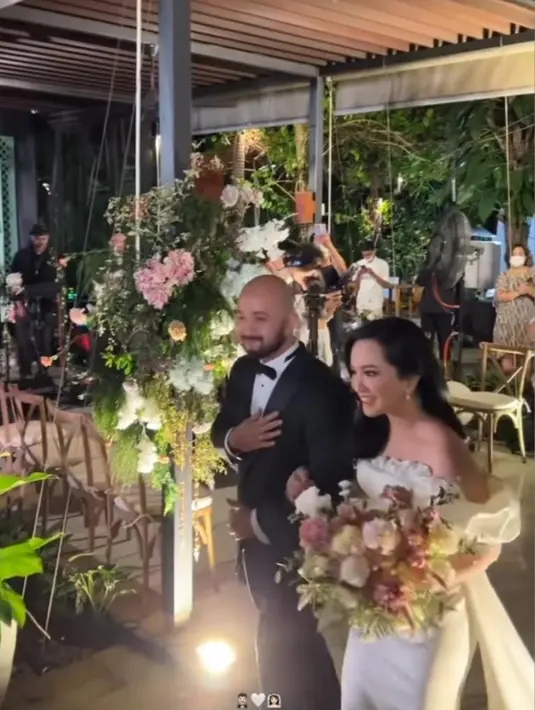 Setelah akad nikah, malamnya, Rachel Amanda menggelar resepsi pernikahan. [instagram/karinamecca]