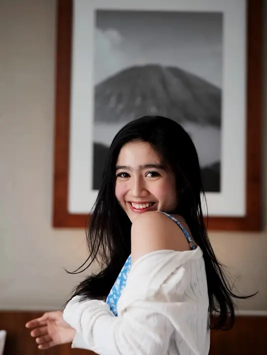 Berikut penampilan pemeran Manda dalam film Cahaya Cinta Pesantren saat dengan rambut panjang. Selama ini, Febby identik dengan rambut panjang. [Instagram/febbyrastanty]