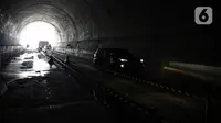 Mobil melintas dalam proyek Tunnel 6 kereta cepat Jakarta-Bandung di kawasan Cikalong Wetan, Depok, Purwakarta, Jawa Barat, Rabu (30/3/2022). Pengerjaan stasiun pemberhentian proyek Tunnel 6 juga sedang dikebut yakni Halim, Karawang, Padalarang, hingga Tegalluar. (Liputan6.com/Faizal Fanani)