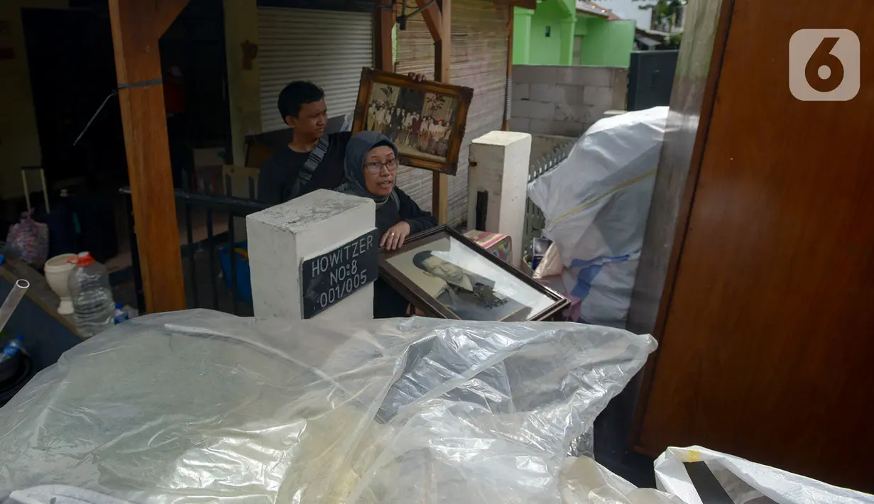 Warga memindahkan barang-barang saat proses pengosongan rumah dinas Kodam Jaya di Jakarta Pusat, Kamis (30/1/2020). Sebanyak 10 rumah dikosongkan karena penghuni tidak memiliki hak izin tinggal di rumah tersebut. (merdeka.com/Imam Buhori)