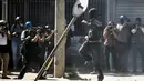 Rambu lalu lintas yang ada di Sao Paolo, Brasil, menjadi korban perusakan oleh sejumlah demonstran yang melakukan aksi unjuk anti Piala Dunia, (12/6/2014). (AFP PHOTO/Miguel Shincariol)