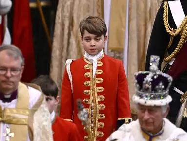 Pages of Honor, Pangeran George menjadi pendamping Raja Charles III di upacara penobatan kakeknya tersebut di Westminster Abbey, London, Sabtu (6/5/2023). (Photo by Gareth Cattermole / POOL / AFP)