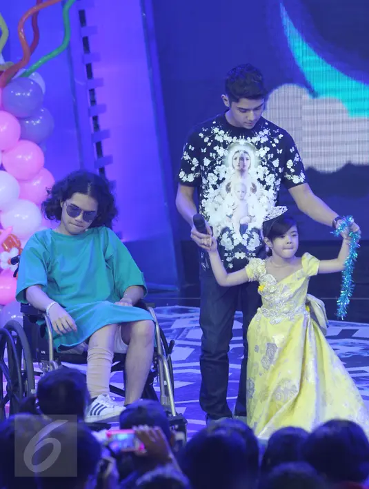 Ahmad Al Ghazali atau Al ditemani kedua adiknya, Abdul Qadir Jaelani alias Dul dan Safeea saat menghadiri acara Mom & Kids Awards 2015 di Jakarta, Selasa (22/12). Empat buah hati Ahmad Dhani itu tampak terlihat akrab. (Liputan6.com/Herman Zakharia)