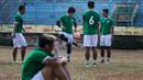 Ryuji Utomo mengontrol bola saat latihan bersama Munial Sports Group di Stadion Lebak Bulus, Jakarta. Ryuji gagal tampil pada dua ajang internasional bersama Timnas Indonesia U-19 karena cedera. (Bola.com/Vitalis Yogi Trisna)