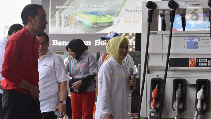 Presiden Joko Widodo (kiri) didampingi Dirut Pertamina Nicke Widyawati saat meresmikan Implementasi Program Biodiesel 30 persen (B30) di SPBU MT Haryono, Jakarta, Senin (23/12/2019). Jokowi menargetkan implementasi program B40 pada tahun 2020 dan B50 pada tahun 2021. (Liputan6.com/Angga Yuniar)