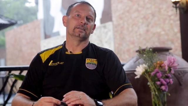 Video wawancara Dejan Antonic yang membeberkan rahasia adaptasinya dengan sepak bola Indonesia dan Persib Bandung.