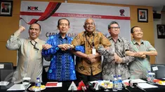 Sejumlah pimpinan KPK saling merangkul usai menggelar konferensi pers terkait Kinerja KPK selama 2015, Jakarta, Selasa (15/12/2015). KPK tercatat telah melakukan Operasi Tangkap Tangan sebanyak lima kali sepanjang tahun 2015. (Liputan6.com/Helmi Afandi)