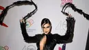 <p>Vanessa Hudgens menghadiri Pesta Halloween "Thriller Night" yang diselenggarakan oleh Prince Michael Jackson di Jackson Family Home, Encino, California, Amerika Serikat, 28 Oktober 2022. Bergaya ala Black Swan, Vanessa Hudgens tampil memukau dalam gaun hitam berbulu yang menjuntai hingga lantai. (Kevin Winter/Getty Images/AFP)</p>