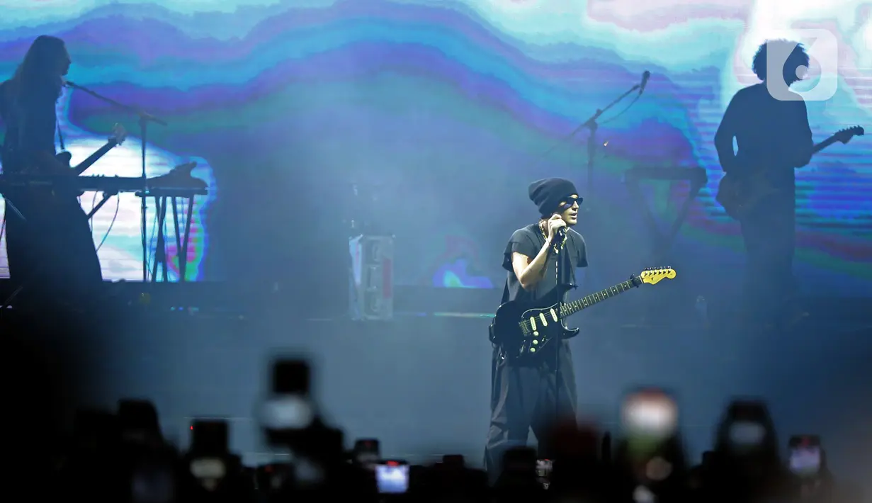 Grup band asal Amerika Serikat, LANY tampil pada konser bertajuk 'a November 2022 to Remember' di ICE BSD, Tangerang, Banten, Rabu (10/11/2022). LANY membuat histeris ribuan penonton dengan membawakan sejumlah lagu andalan mereka seperti 'You!', 'Thick n Thin', dan 'Super Far'. (Kapanlagi.com/Bambang Ekoros Purnama)
