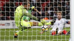 Kiper Slovenia, Jan Oblak, berusaha menghalau bola tendangan Harry Kane pada laga Kualifikasi Piala Dunia 2018 di Stadion Wembley, Kamis (5/10/2017). Inggris menang 1-0 atas Slovenia. (AP/Kirsty Wigglesworth)