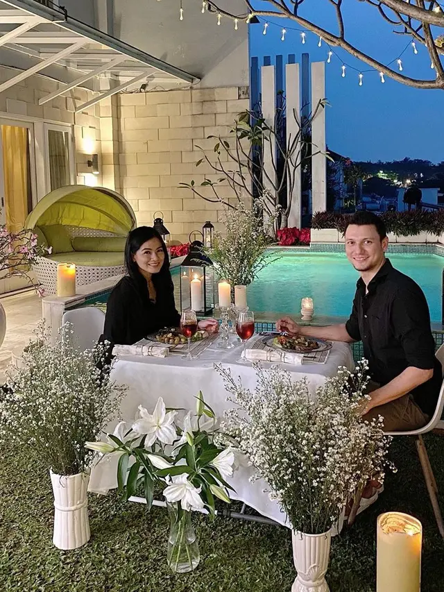 Dekor Sendiri Ini 6 Potret Titi Kamal dan Christian Sugiono Makan Malam Romantis