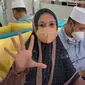 Kartika Putri menghapus sulam alis yang sempat ia jalani sebanyak dua kali dengan metode laser alis (dok.YouTube/Kartika Putri)