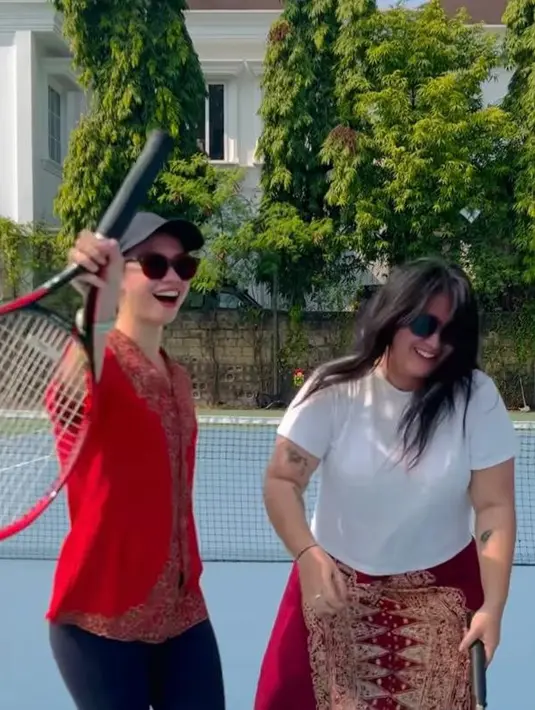 Kebaya tersebut dipadukan dengan celana panjang hitam dan sneakers putih. Tak ketinggalan, kacamata hitam dan topi untuk melindunginya dari panas sinar matahari. [Instagram/yukikt]