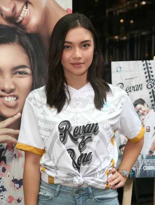 "Beda, beda banget sama sinetron. Kalau film kan hari itu juga dikasih skenario, hafalin saat situ juga. Kalau film itu kita diajarin acting coach, tiap hari reading, lebih profesional," kata Angela Gilsha. (Nurwahyunan/Bintang.com)