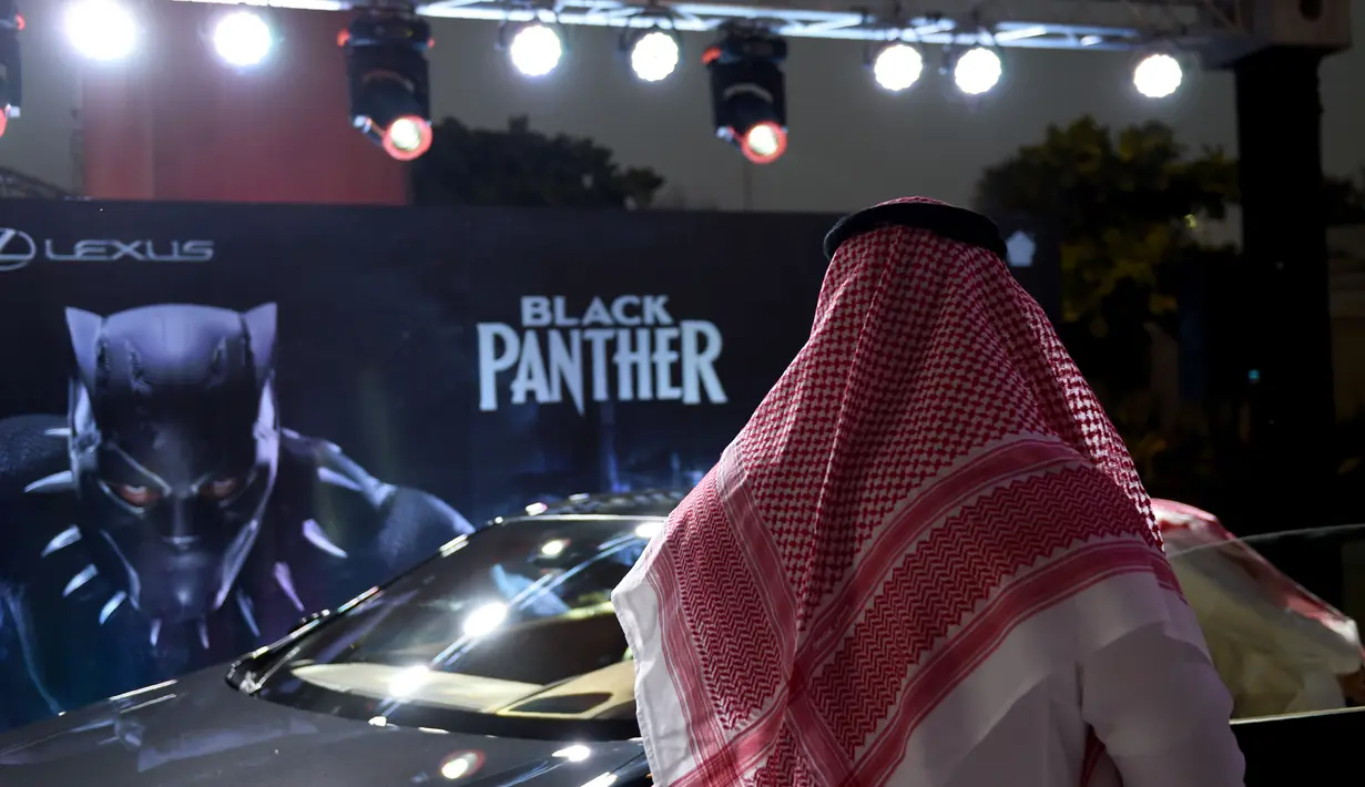 Pengunjung mengamati mobil selama acara gala undangan di King Abdullah Financial District Theatre, Riyadh, Rabu (18/4). Film Black Panther menjadi film komersial pertama yang diputar secara publik di bioskop Arab Saudi dalam 35 tahun (Fayez Nureldine/AFP)