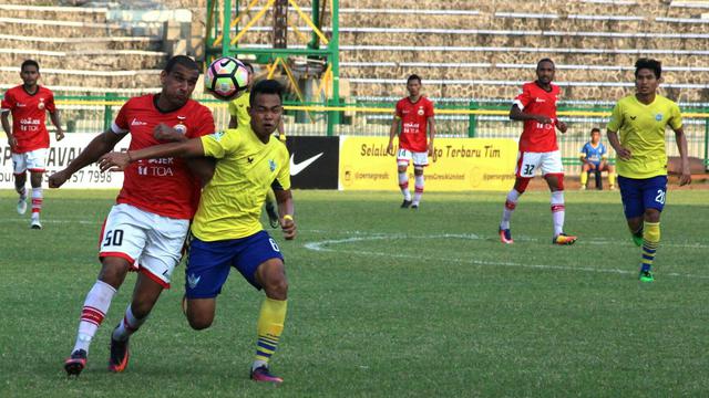 Gresik United saat menghadapi Persija Jakarta. Laskar Joko Samudro tengah menyeleksi empat pemain jelang putaran kedua Liga 1. 