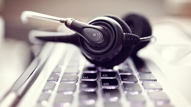 Gangguan Telinga Akibat Terlalu Sering Pakai Headset