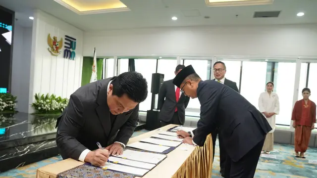Menteri BUMN Erick Thohir melantik Rabin Indrajad Hattari menjadi Sekretaris Kementerian BUMN. Sebelumnya, jabatan tersebut diisi oleh Susyanto yang menjabat sebagai Pelaksana Tugas (Plt.) Sekretaris Kementerian BUMN sejak 22 April 2022. (Dok KBUMN)