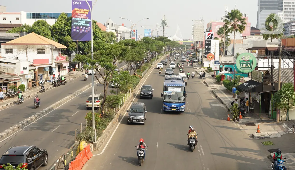 Kendaraan melintas di Jalan Margonda Raya, Depok, Jawa Barat, Sabtu (25/7/2020). Kapolres Metro Depok Kombes Pol. Azis Andriansyah memastikan tilang elektronik akan diterapkan di sejumlah jalan protokol di Kota Depok. (Liputan6.com/Immanuel Antonius)