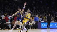 Aksi pemain Lakers Lonnie Walker IV menghancurkan Warriors di game keempat semifinal Wilayah Barat NBA (AP)