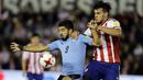 Striker Uruguay, Luis Suarez, berebut bola dengan bek Paraguay, Gustavo Gomez, pada laga kualifikasi piala dunia 2018 di Stadion Defensores del Chaco, Rabu (6/9/2017). Uruguay menang 2-1 atas Paraguay. (AP/Jorge Saenz)