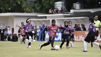 Aksi Ika Wonda mengolah si kulit bundar yang mengantarkan tim KU 10 SD Kristen Manahan menjadi juara sekaligus mendapat gelar Top Scorer dengan total 43 gol. (dok.&nbsp;MilkLife Soccer Challenge)