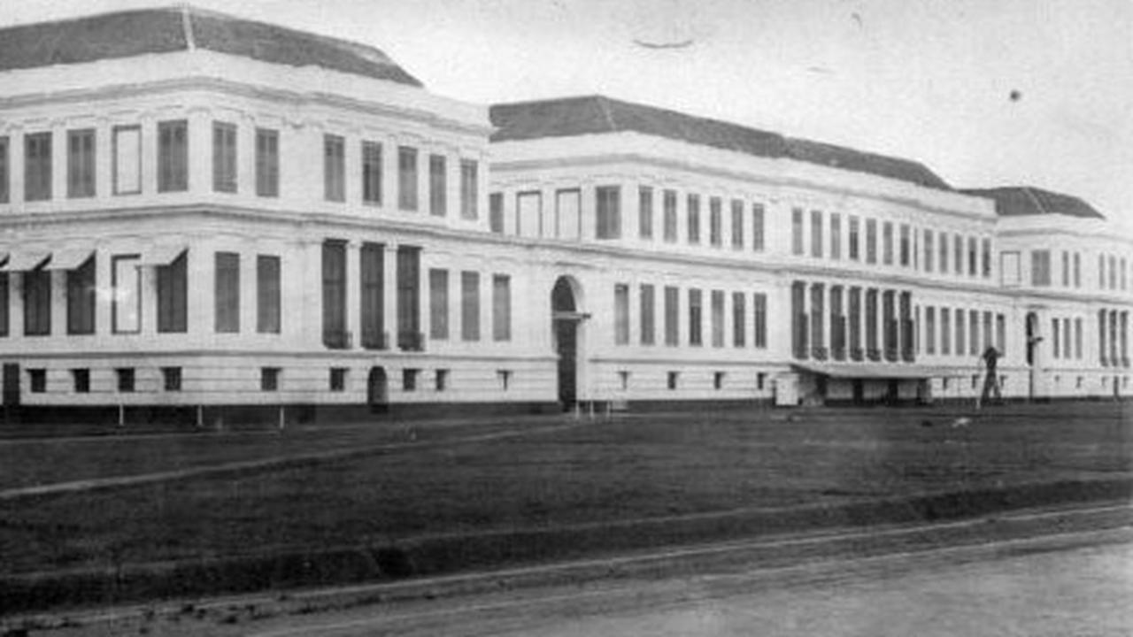 Gedung A.A Maramis yang dulu jadi istana Daendels