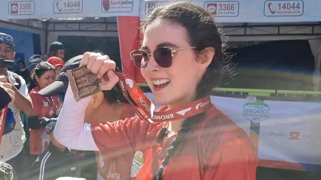 Potret Arumi Bachsin Ikut Ramaikan Bromo Marathon