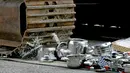 Panci palsu dan peralatan dapur saat digilas menggunakan alat berat di Jenewa, Swiss, Selasa (16/6/2015). Peralatan masak palsu tersebut disita selama dua tahun terakhir dari para pelaku penyelundup. (REUTERS/Pierre Albouy)