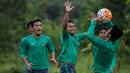 Gelandang Timnas Indonesia, Andik Vermansah, berlatih di halaman Hotel Lor In, Jawa Barat, Sabtu (3/12/2016). Jelang laga semifinal Piala AFF 2016 melawan Vietnam, para pemain tampak rileks. (Bola.com/Vitalis Yogi Trisna)