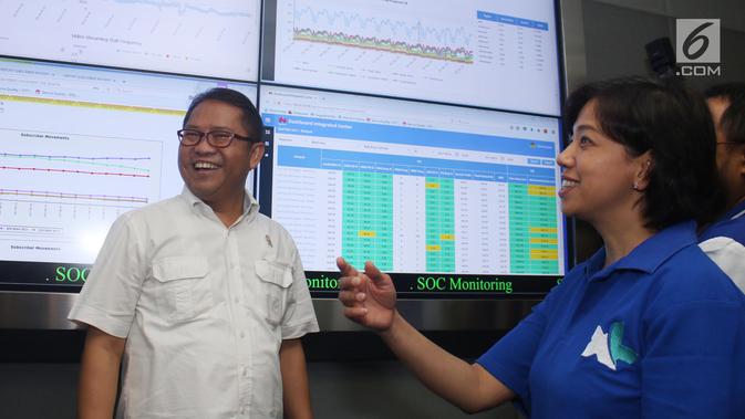 Menkominfo Rudiantara didampingi Direktur / Chief Service Management XL Axiata Yessie D. Yosetya saat meninjau Network monitoring XL di Jakarta, Jumat (23/6). (Liputan6.com/Angga Yuniar)