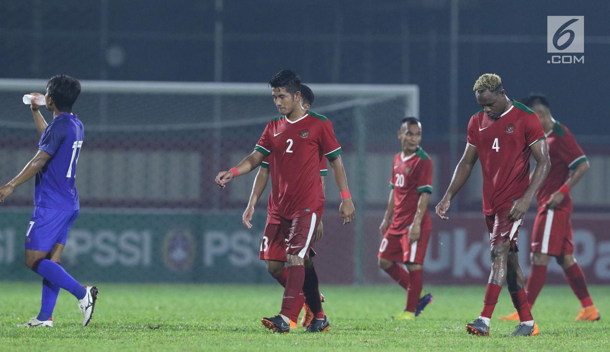 Pemain Timnas Indonesia U-23 berjalan tertunduk usai dikalahkan Thailand U-23 pada laga persahabatan di Stadion PTIK, Jakarta, Kamis (31/5). Indonesia U-23 kalah 1-2 dari Thailaind U-23. (Liputan6.com/Helmi Fithriansyah)