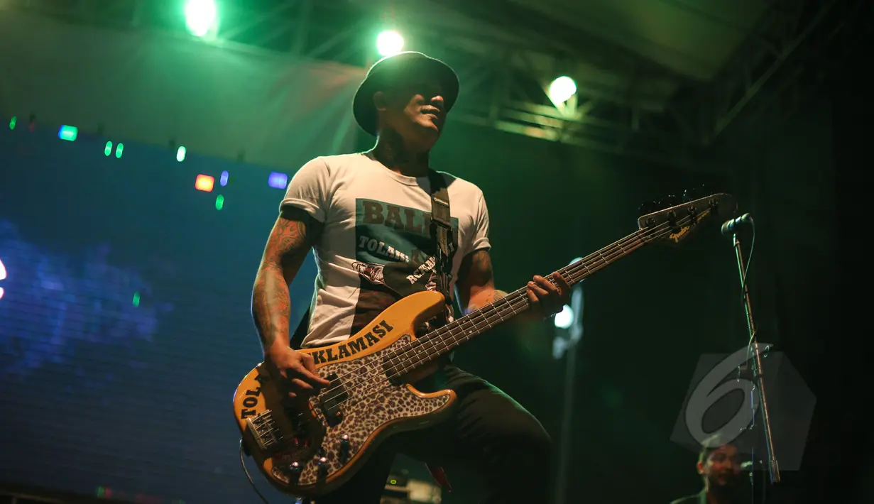 Aksi bassist Superman Is Dead (SID), Eka Rock saat ikut meramaikan ajang Indonesia Greaser Party 2015 di Plaza Barat Senayan, Jakarta, Minggu (12/4/2015). (Liputan6.com/Faizal Fanani) 