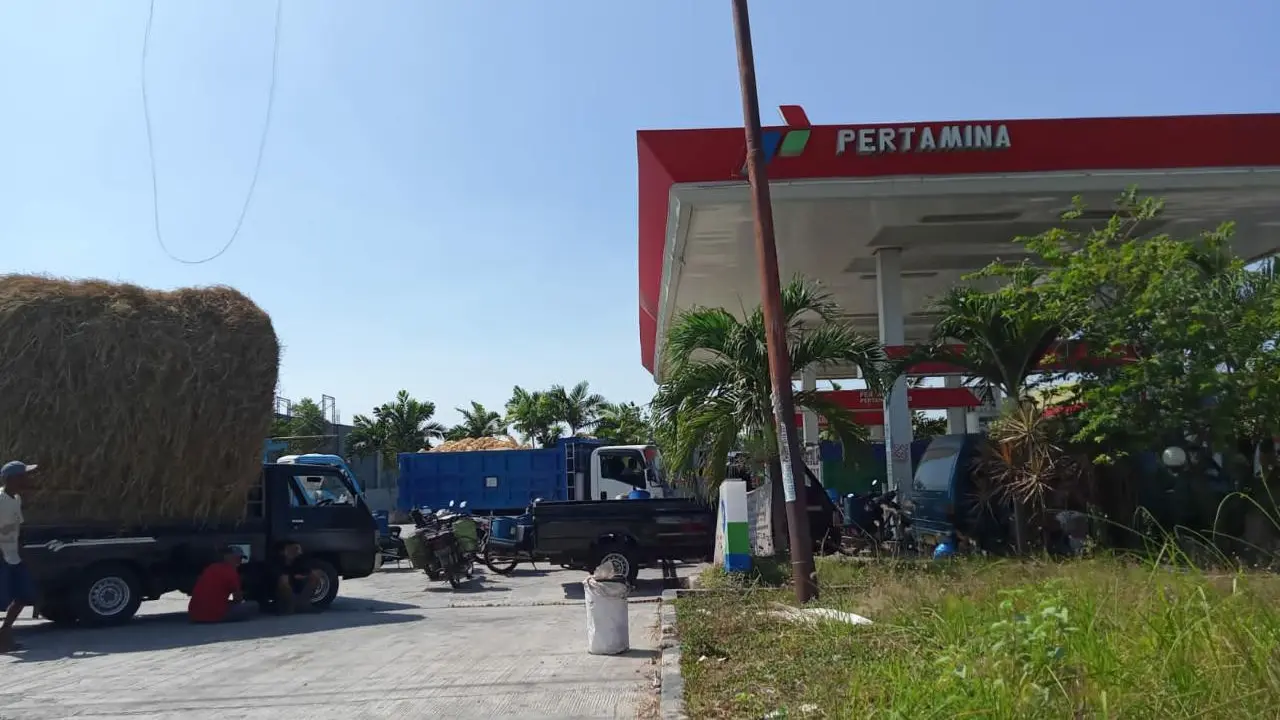 Sopir mengantre solar di SPBU Tuban. (Adirin/liputan6.com)