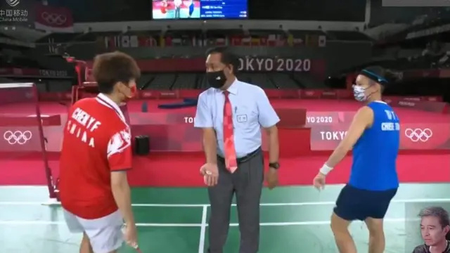 Wahyana saat jadi wasit Pertandingan