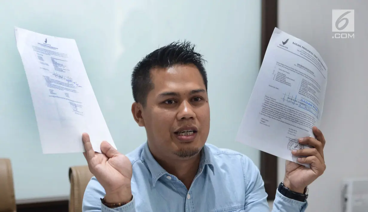 Sales dan Marketing Manajer PT Korinus Endra Nirwana menunjukkan surat izin edar BPOM saat memberi keterangan pers terkait mie instan Samyang mengandung minyak babi, di Jakarta, Rabu (21/6). (Liputan6.com/Pool)