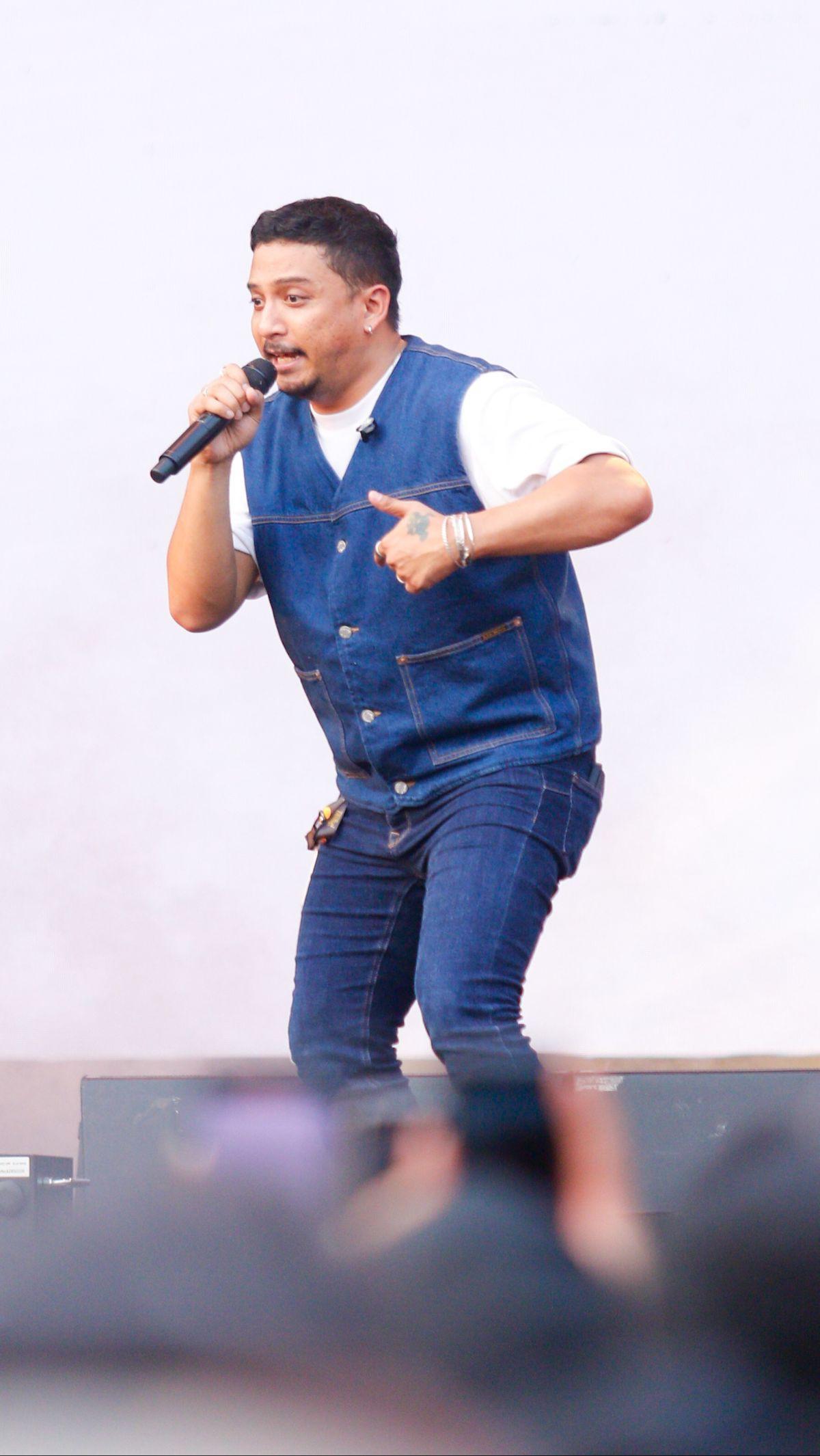 Sal mengungkapkan, rasa duka layaknya sebuah batu di saku yang akan selalu ada kemanapun kita berada. "Satu yang bisa buat kamu terbiasa adalah waktu,&rdquo; kata Sal Priadi di The Sounds Project, Minggu (11/8).&nbsp;Foto: Merdeka.com/Nanda Farikh Ibrahim