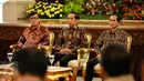 Presiden Joko Widodo (tengah) hadir dalam acara peringatan Hari Hak Asasi Manusia (HAM) di Istana Negara, Jakarta, Jumat (11/12). Dalam kesempatan itu, hadir pegiat HAM, pemerintah daerah, serta sejumlah jajaran kabinet kerja (Liputan6.com/Faizal Fanani)