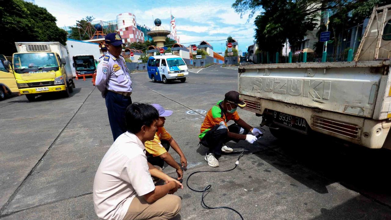 FOTO: Uji Emisi Gratis Digelar di Terminal Blok M Jakarta Selatan