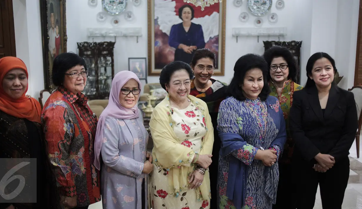 Presiden ke-5 RI Megawati Soekarnoputri didampingi beberapa menteri kabinet kerja mengadakan pertemuan dengan istri PM Malaysia Najib Razak, Rosmah Mansor di kediaman Megawati, Jalan Teuku Umar, Jakarta Pusat, Selasa (7/3). (Liputan6.com/Faizal Fanani)