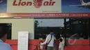 Suasana loket penjualan tiket maskapai di terminal Bandara Soekarno Hatta, Tangerang, Selasa (17/2). Mulai 1 Maret mendatang, PT Angkasa Angkasa Pura II akan menghapus loket penjualan tiket di bandara yang dikelolanya. (Liputan6.com/Herman Zakharia)