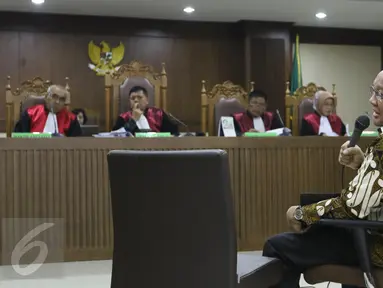 Mantan Sekretaris MA Nurhadi saat menjalani sidang kasus suap Panitera PN Jakpus di Pengadilan Tipikor, Jakarta, Rabu (26/10).  Nurhadi menjadi saksi terdakwa Edy Nasution. (Liputan6.com/Helmi Afanadi)